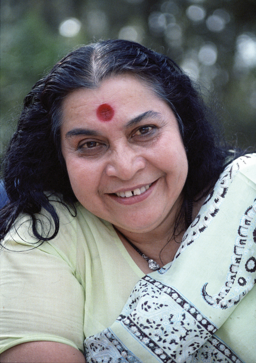 Potret Suci Shri Mataji Nirmala Devi